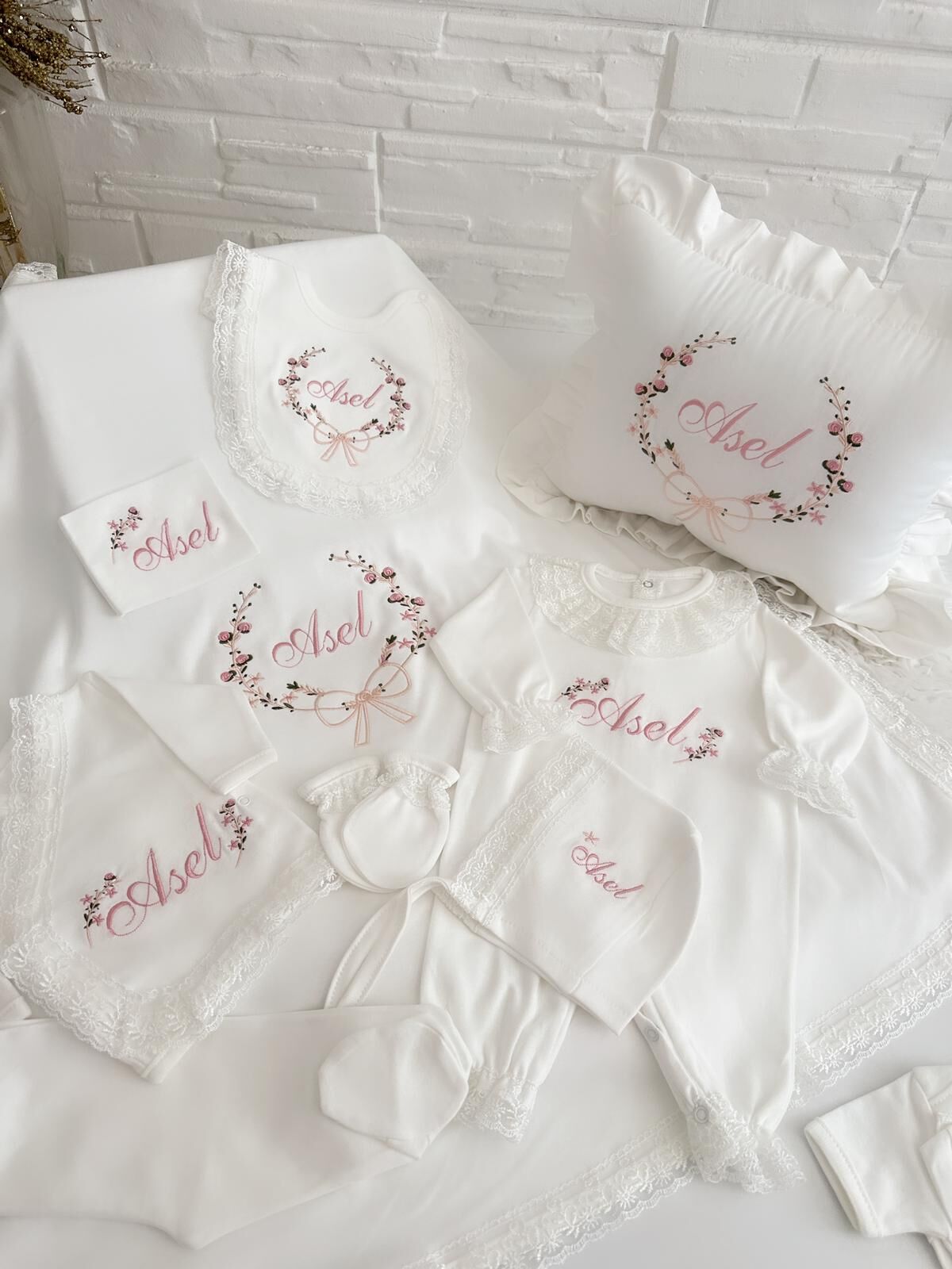 Takı yastıklı dantelli set.