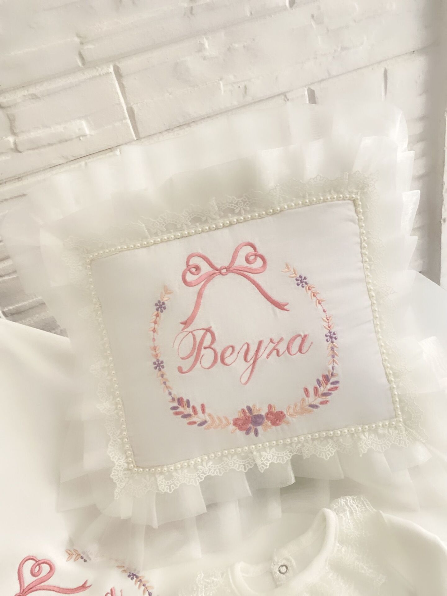 Kız bebek takı yastığı.
